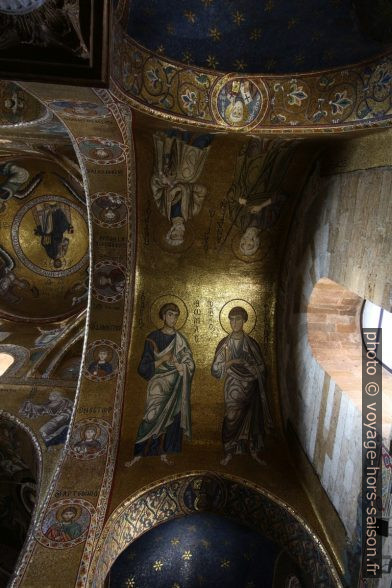 Mosaïques du 12e siècle représentant des saints dans une voûte latérale. Photo © André M. Winter