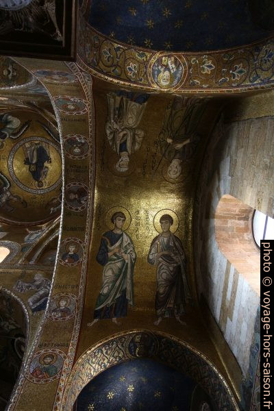 Mosaïques du 12e siècle représentant des saints dans une voûte latérale. Photo © André M. Winter