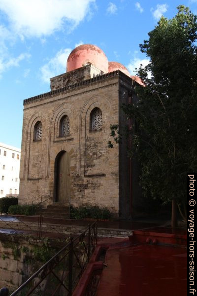 Dômes rouges sur trompe de la Chiesa di San Cataldo. Photo © André M. Winter