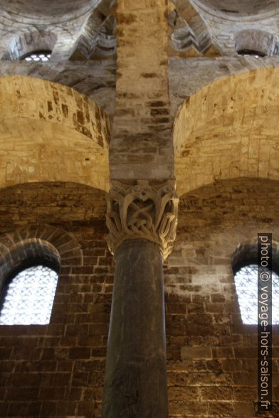 Une colonne de la nef l'église San Cataldo. Photo © André M. Winter