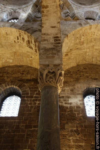 Une colonne de la nef l'église San Cataldo. Photo © André M. Winter