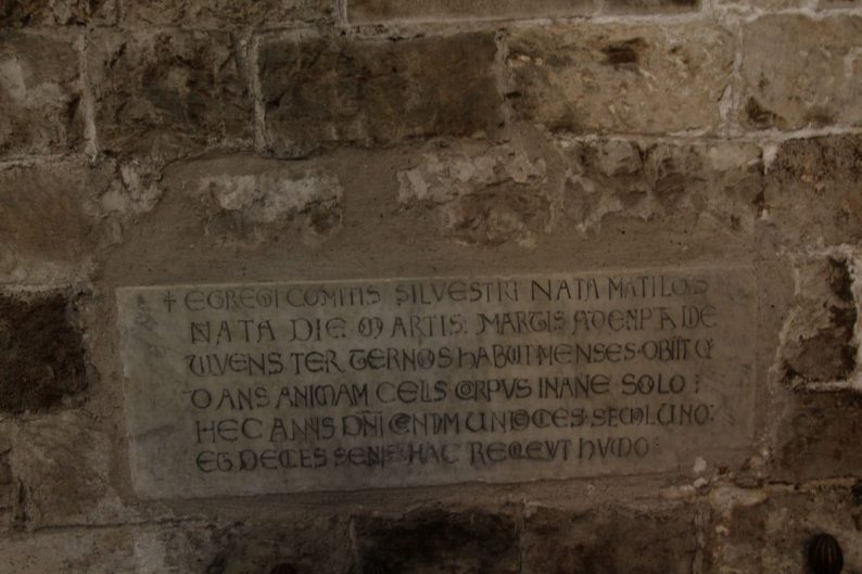 Plaque de marbre dans l'église San Cataldo. Photo © André M. Winter