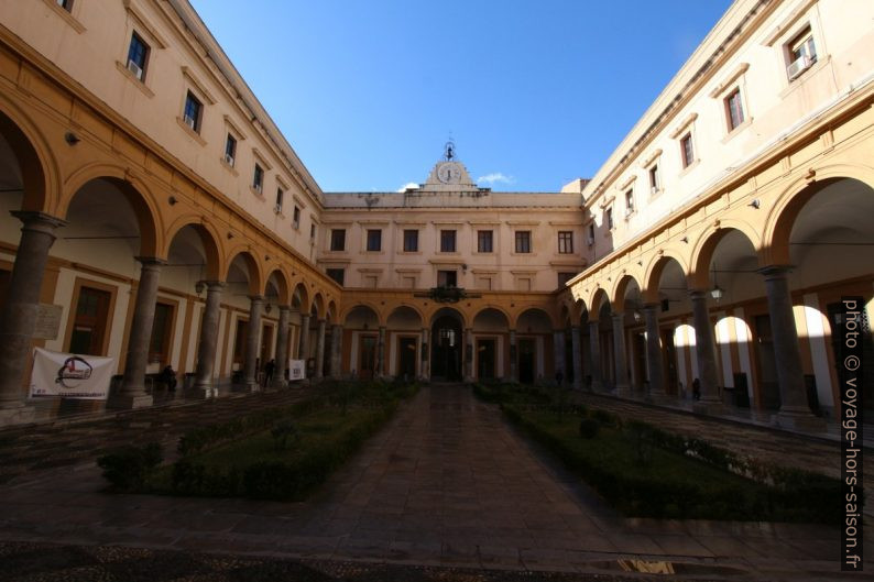 Cour de l'Università degli Studi di Palermo. Photo © André M. Winter