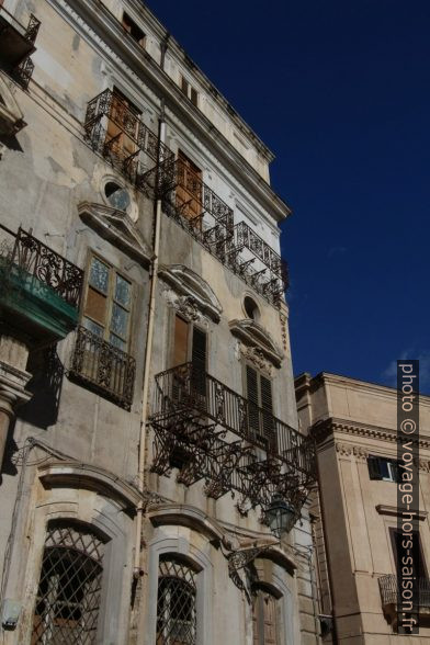 Maison représentative en ruine sur la Piazza Pretoria. Photo © André M. Winter