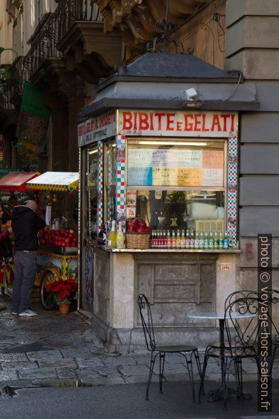 Stand Bibite e gelati. Photo © Alex Medwedeff