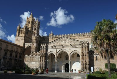 Porche gothique catalan de la Cathédrale de Palerme. Photo © Alex Medwedeff