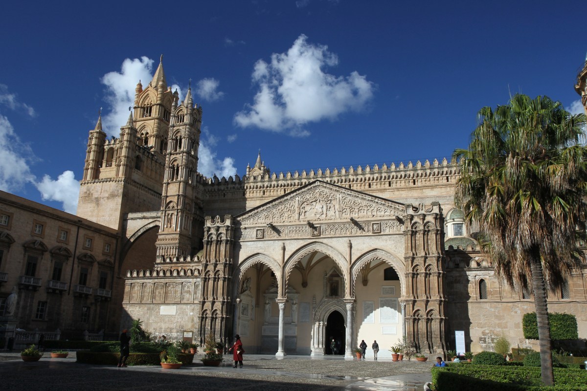 Porche gothique catalan de la Cathédrale de Palerme. Photo © Alex Medwedeff