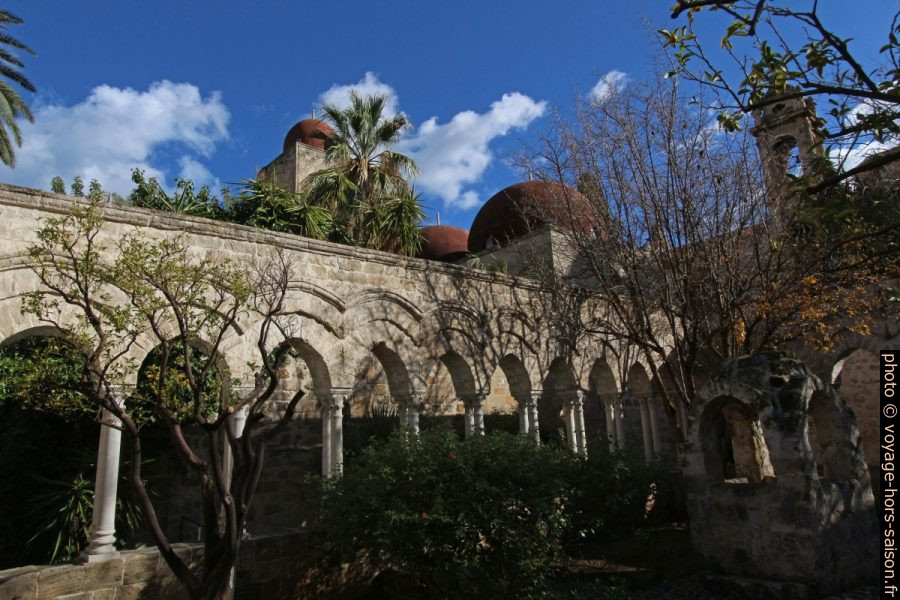 Dans le cloître du complexe de la Chiesa di San Giovanni degli Eremiti. Photo © André M. Winter