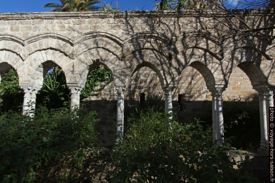 Arcs ogivaux à double anneaux du cloître de l'église Saint-Jean des Ermites. Photo © André M. Winter
