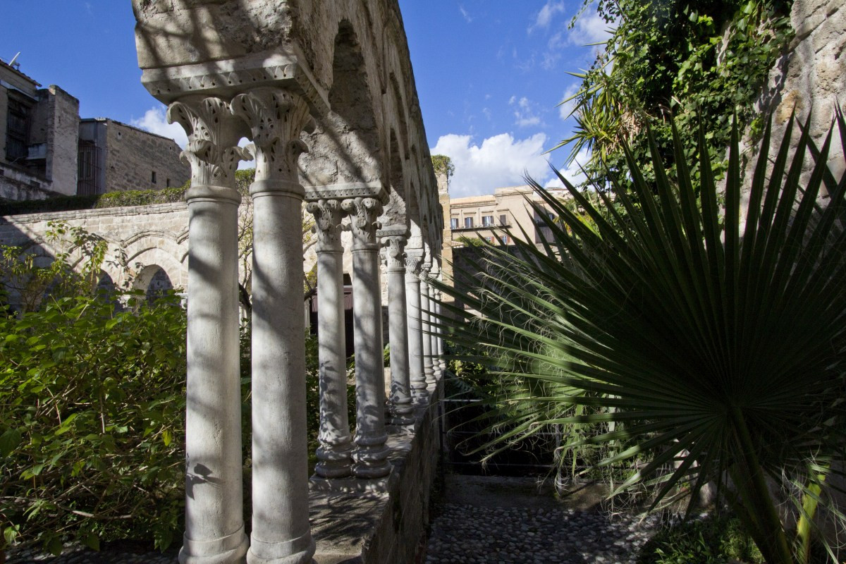 Colonnes couplées du cloître de l'église Saint-Jean des Ermites. Photo © André M. Winter
