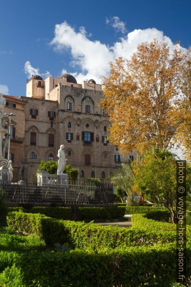 Palais des Normands vu du côté des jardins. Photo © Alex Medwedeff