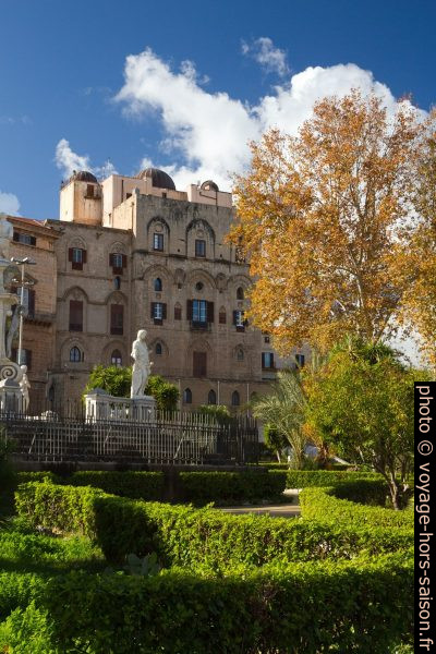 Palais des Normands vu du côté des jardins. Photo © Alex Medwedeff