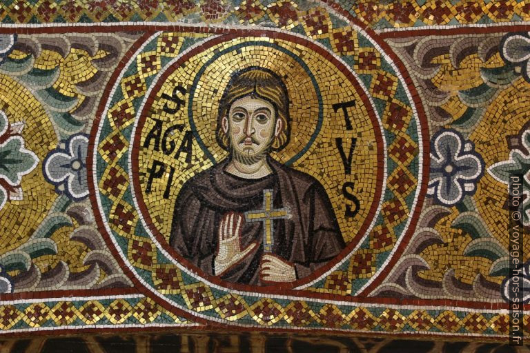 Médaillon du Saint Agapitus dans la Chapelle Palatine. Photo © André M. Winter