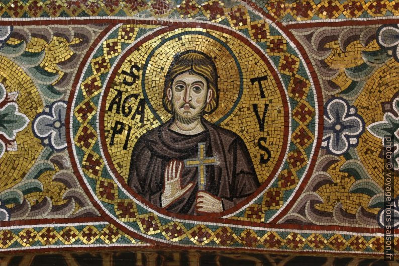 Médaillon du Saint Agapitus dans la Chapelle Palatine. Photo © André M. Winter