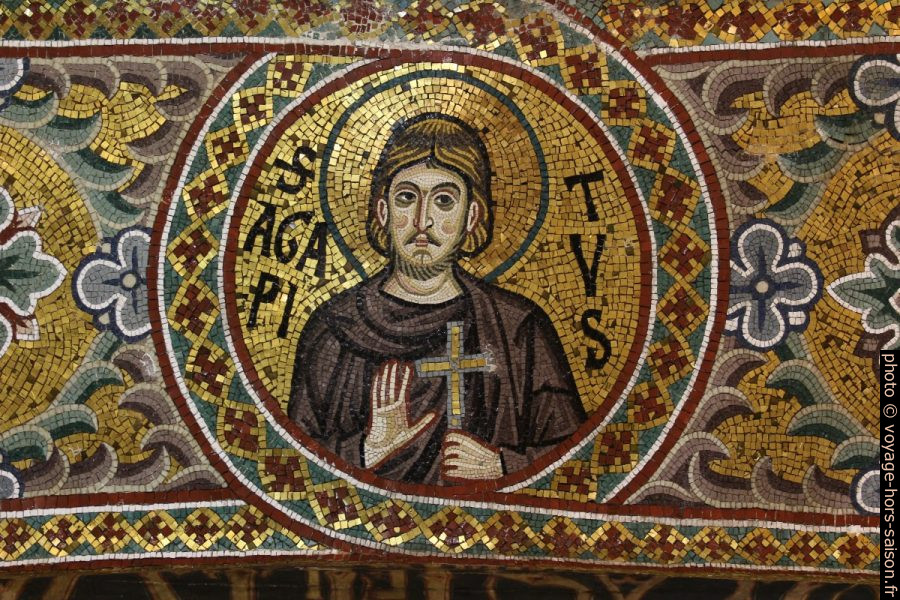 Médaillon du Saint Agapitus dans la Chapelle Palatine. Photo © André M. Winter