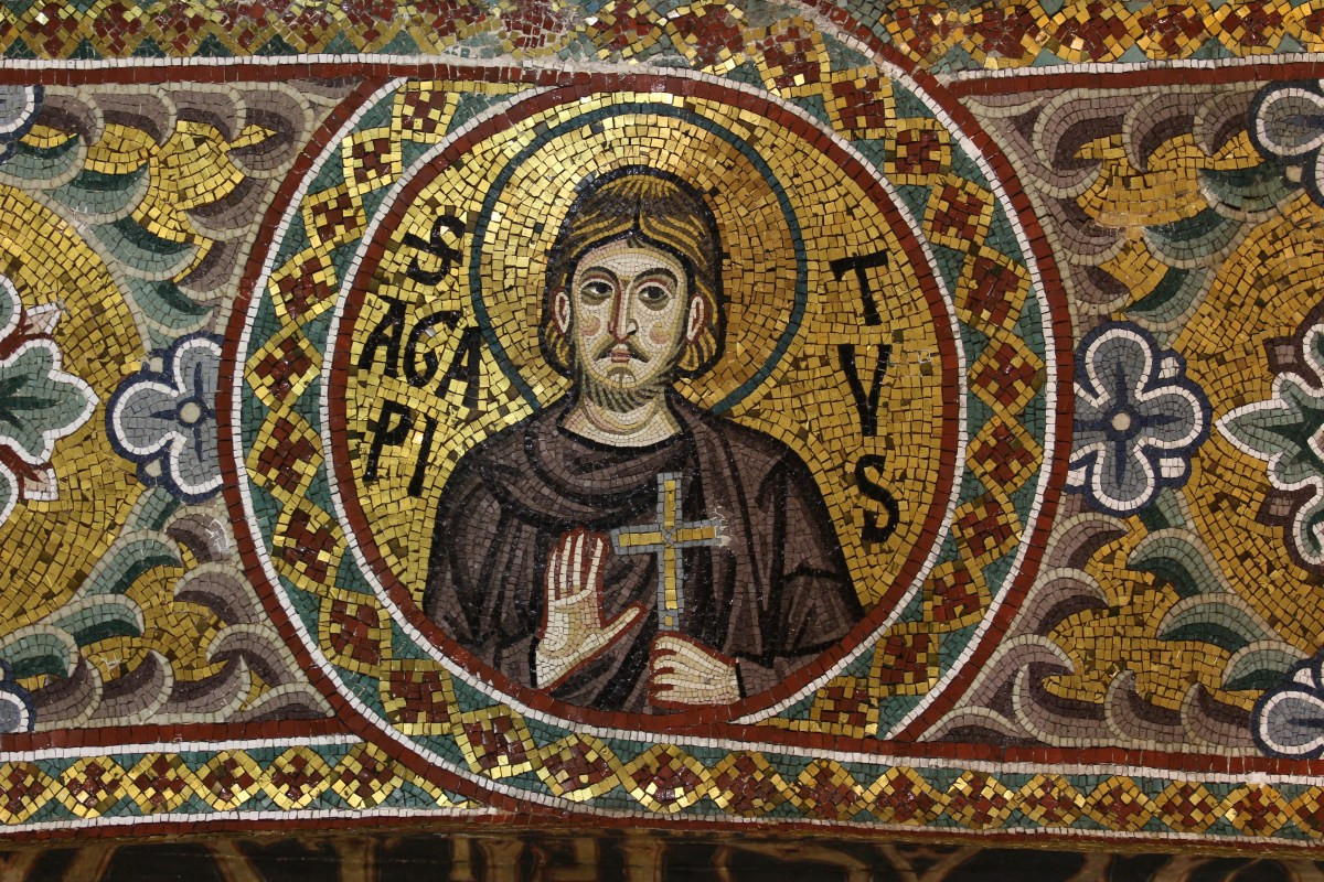 Médaillon du Saint Agapitus dans la Chapelle Palatine. Photo © André M. Winter
