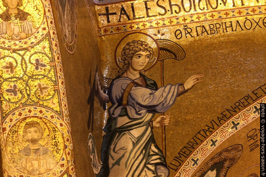 Un archange sur la voûte avant le chœur de la Chapelle Palatine. Photo © André M. Winter