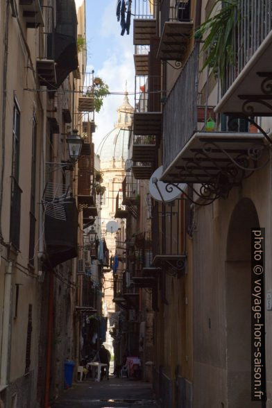 Ruelle étroite dans la vieille-ville de Palerme. Photo © Alex Medwedeff