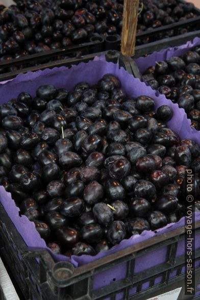 Olives fraîches sur le marché de Ballaro à Palermo. Photo © Alex Medwedeff