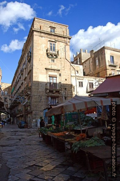 Stands du marché de Ballarò. Photo © Alex Medwedeff