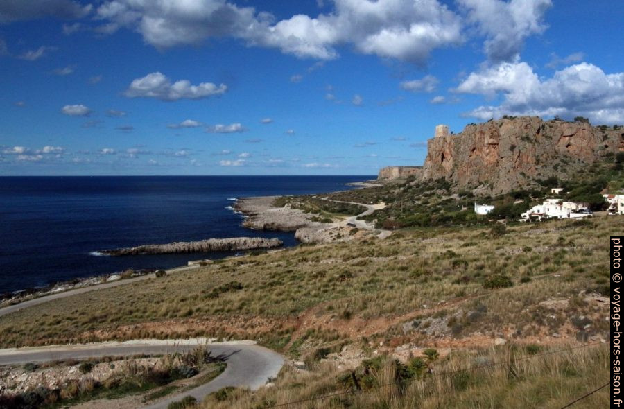 Côte ouest de Capo San Vito et le Torre Isolidda. Photo © André M. Winter
