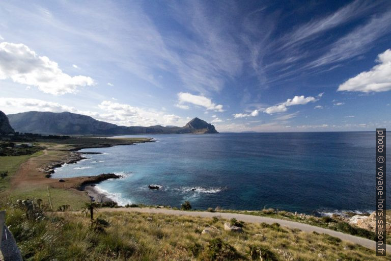 Monte Palatimone et Monte Cofano au fond du Golfo di Macani. Photo © André M. Winter