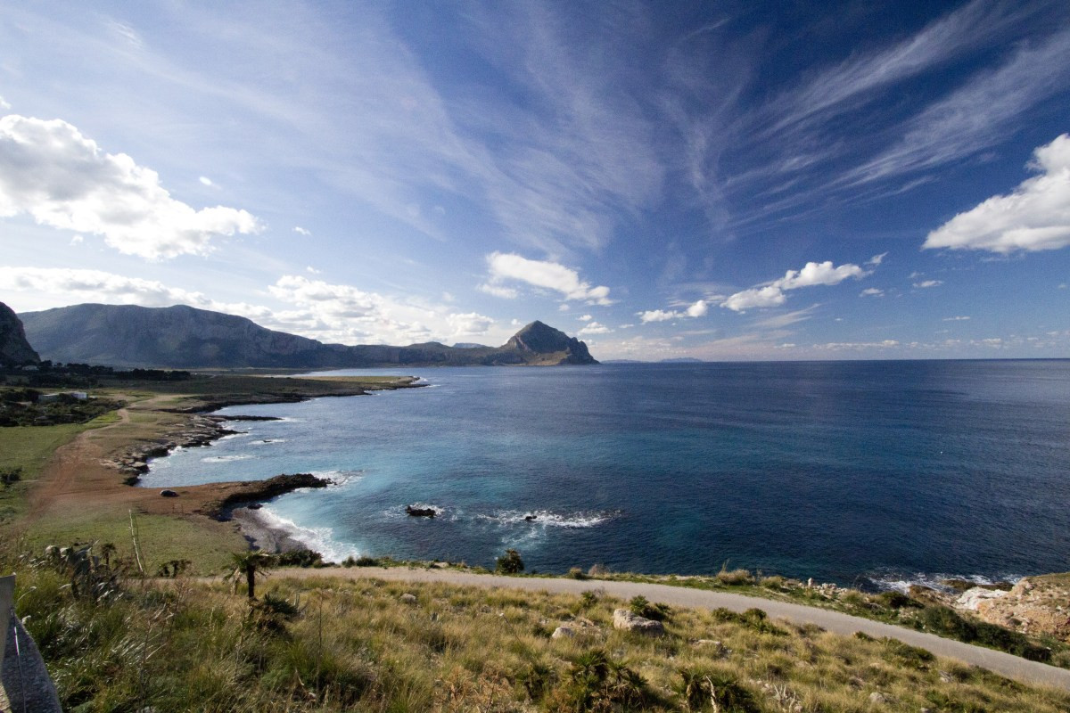 Monte Palatimone et Monte Cofano au fond du Golfo di Macani. Photo © André M. Winter
