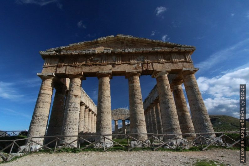 Face ouest du temple de Segesta. Photo © André M. Winter