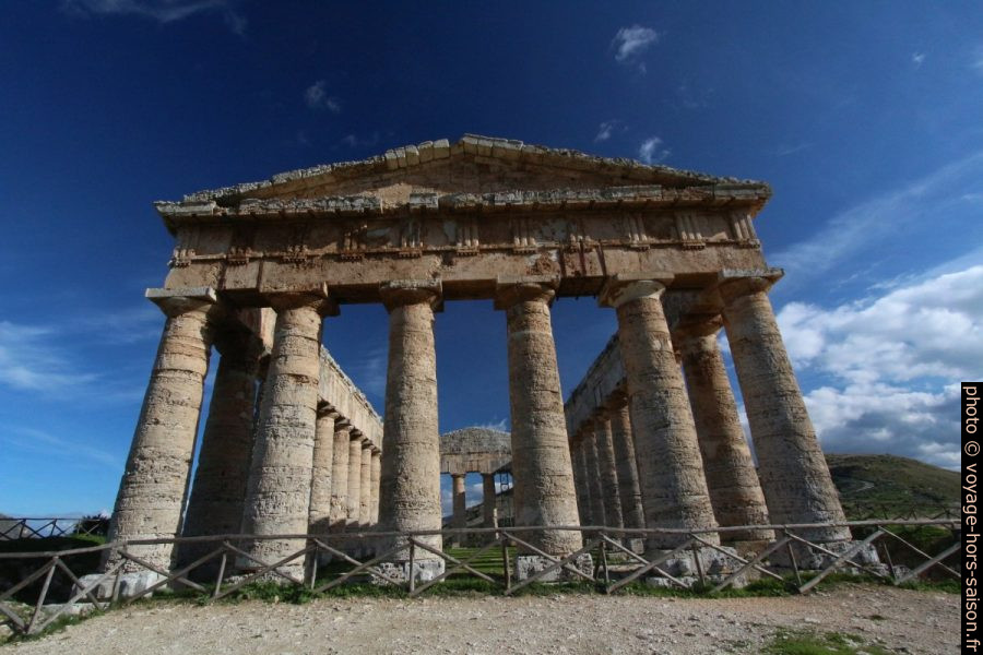 Face ouest du temple de Segesta. Photo © André M. Winter