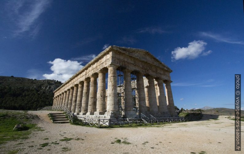 Le temple de Ségeste avec ses colonnes non cannelées. Photo © Alex Medwedeff