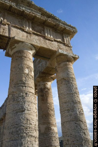 Coin sud-ouest du temple de Segesta. Photo © André M. Winter