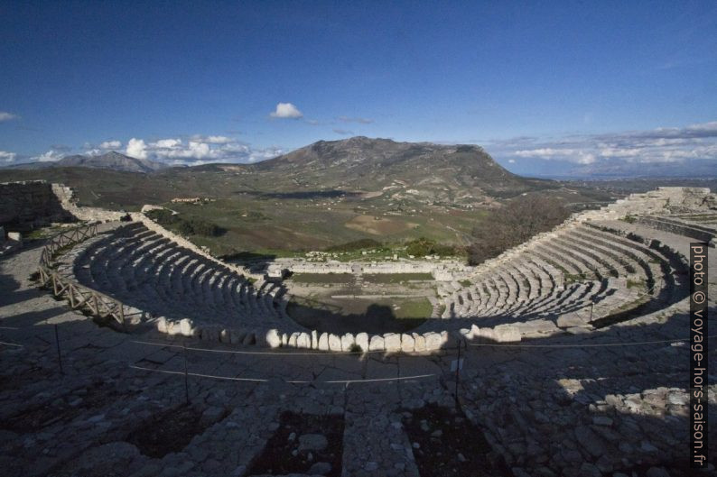 Théâtre de Segesta et le Monte Inici. Photo © André M. Winter