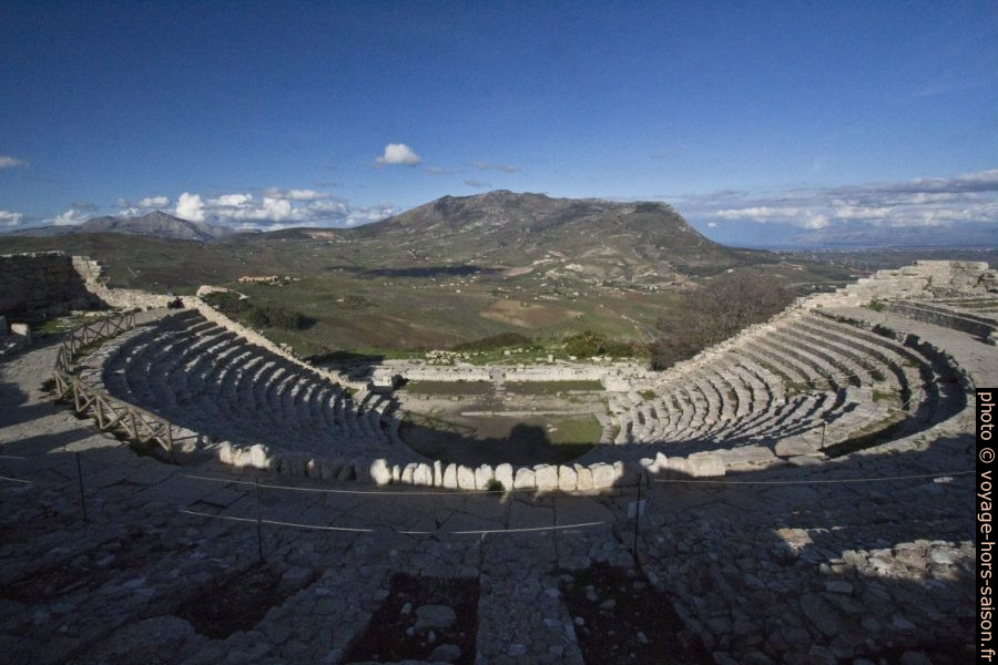 Théâtre de Segesta et le Monte Inici. Photo © André M. Winter