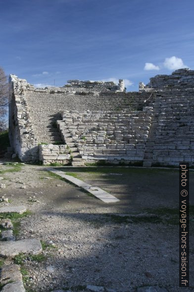 Niveau de la scène du théâtre de Ségeste. Photo © Alex Medwedeff