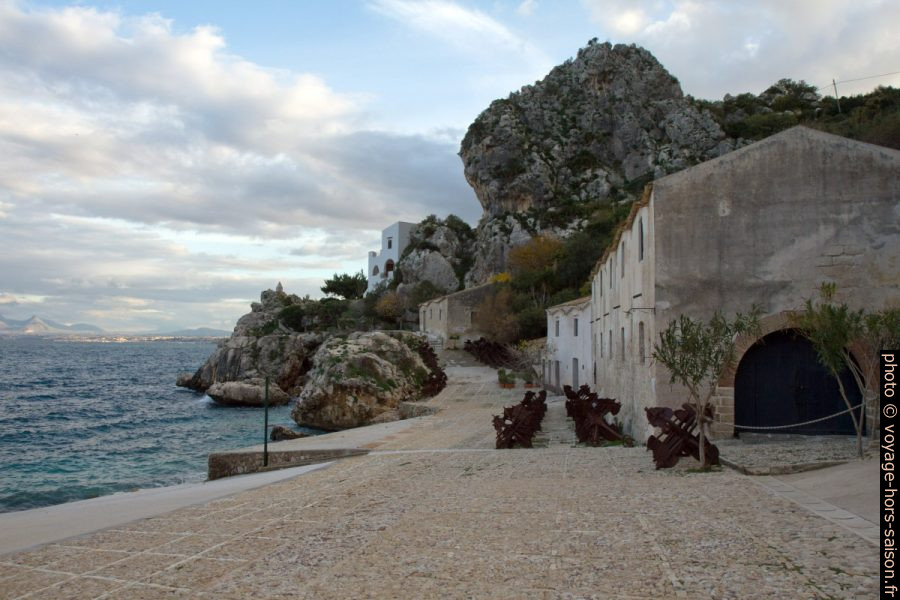 Ancienne taverne et la bertina à l'extérieur de la Tonnara di Scopello. Photo © Alex Medwedeff