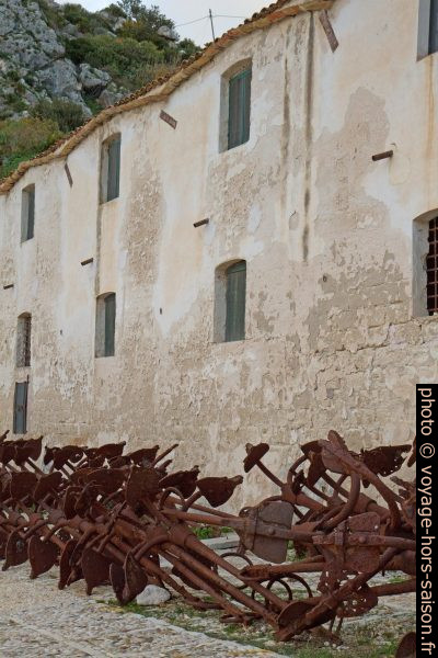 Ancres de madragues à l'extérieur de la Tonnara di Scopello. Photo © Alex Medwedeff