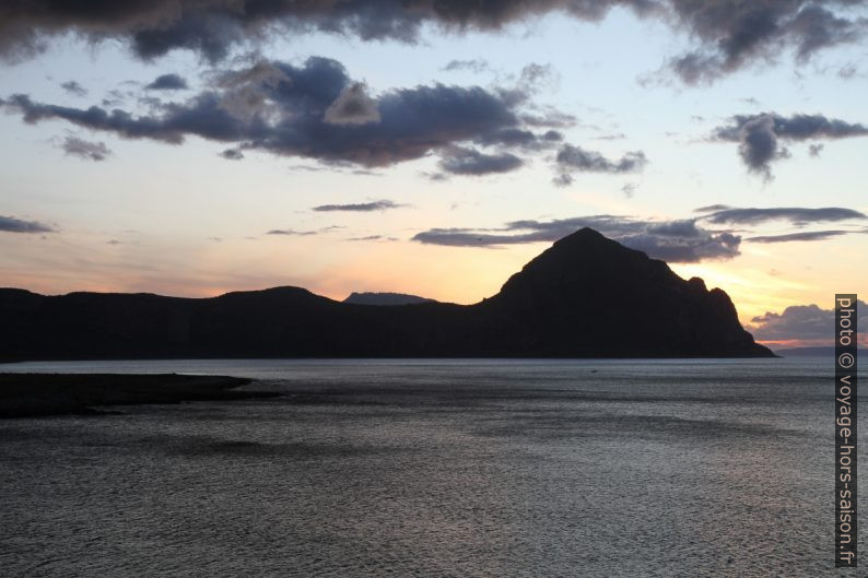 Le Monte Cofano au fond du Golfo di Macani. Photo © Alex Medwedeff