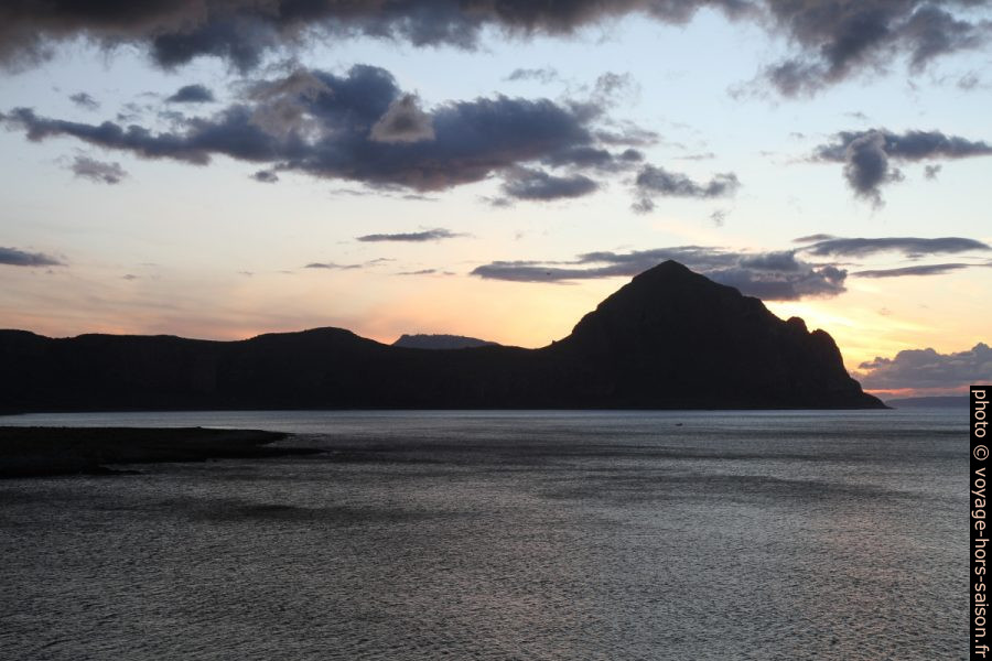 Le Monte Cofano au fond du Golfo di Macani. Photo © Alex Medwedeff