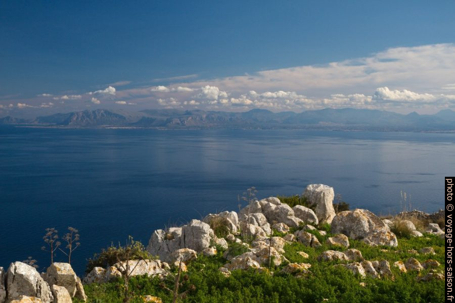 Rochers du sommet du Monte Monaco et le Golfe de Castellammare. Photo © Alex Medwedeff