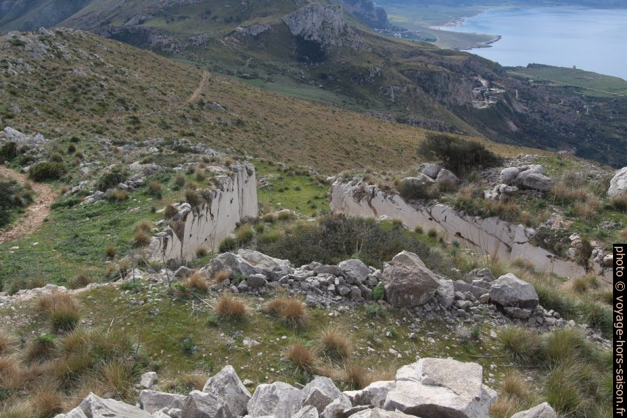 Entaille triangulaire de la carrière de marbre du Monte Monaco. Photo © André M. Winter