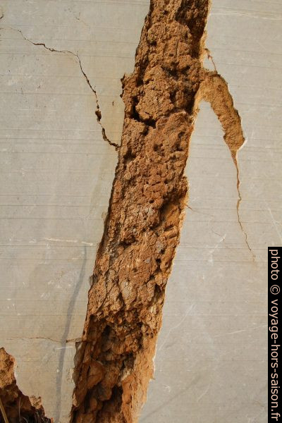 Fissure dans le marbre de la carrière délaissée du Monte Monaco. Photo © André M. Winter