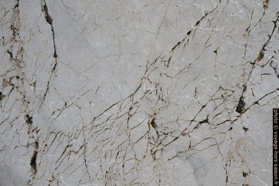 Fissures dans le marbre de la carrière délaissée du Monte Monaco. Photo © Alex Medwedeff