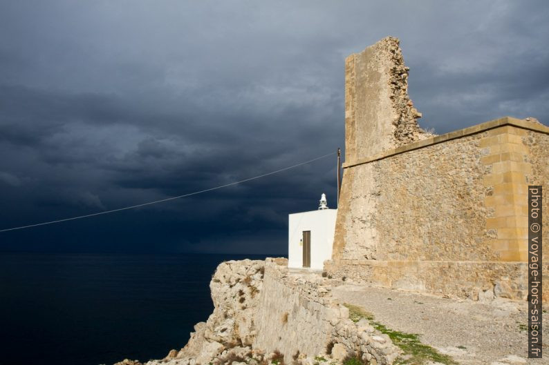 Faro di Punta Solanto e Torre Scieri. Photo © Alex Medwedeff