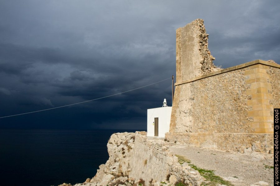 Faro di Punta Solanto e Torre Scieri. Photo © Alex Medwedeff