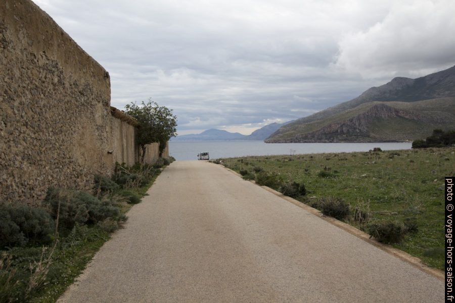 Route d'accès à la mer à côté de la Tonnara del Secco. Photo © André M. Winter