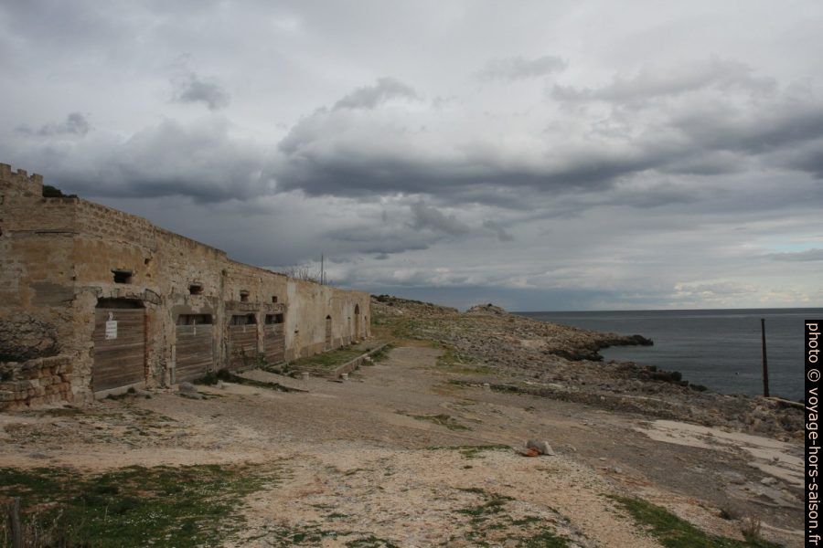 Face de la Tonnara del Secco donnant sur la mer. Photo © Alex Medwedeff