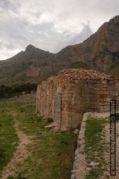 Petites cabanes à l’écart de Tonnara del Secco. Photo © Alex Medwedeff