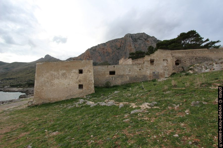 Face nord-est de la Tonnara del Secco. Photo © André M. Winter