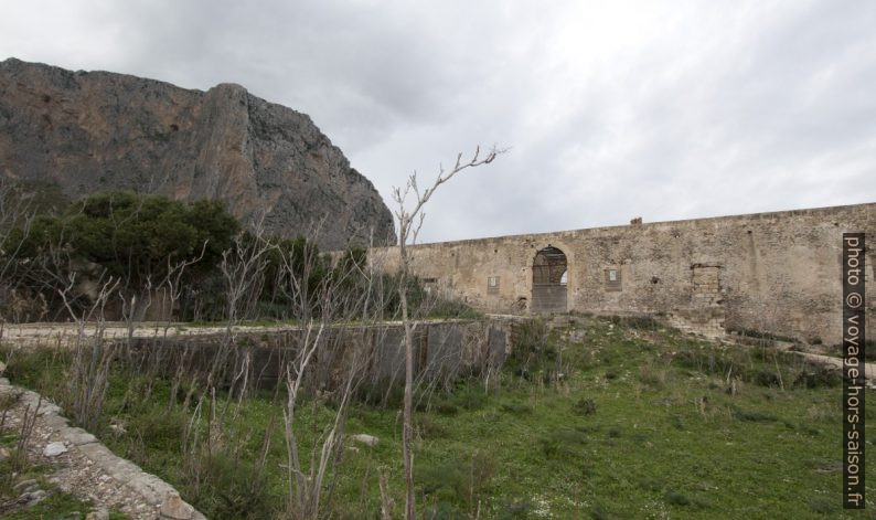 Portail de la Tonnara del Secco en ruine. Photo © André M. Winter