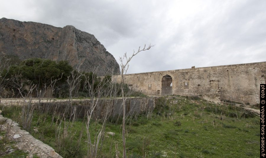 Portail de la Tonnara del Secco en ruine. Photo © André M. Winter